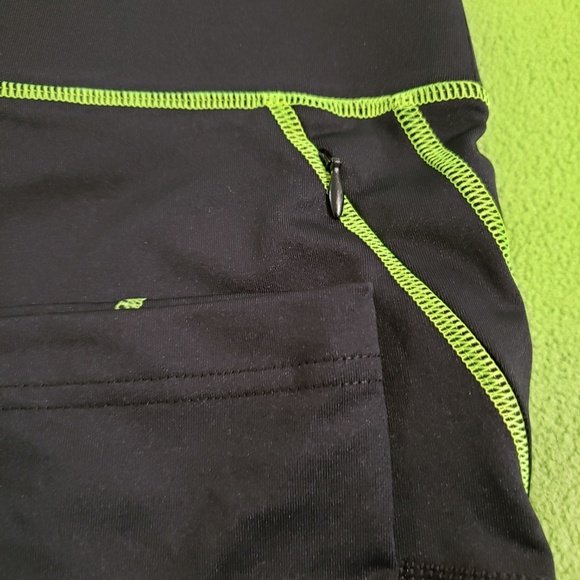 Fila Black/Green Athletic Capri w/ Pocket - Picture 3 of 4